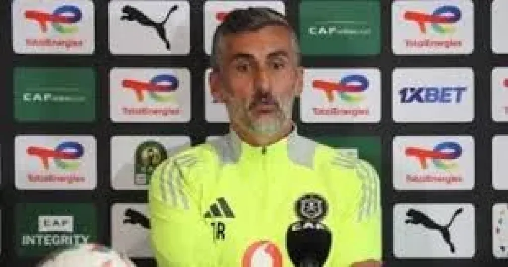 الأهلي ينهى إجراءات وصول ريفيرو إلى القاهرة لتوقيع عقود تدريب الفريق