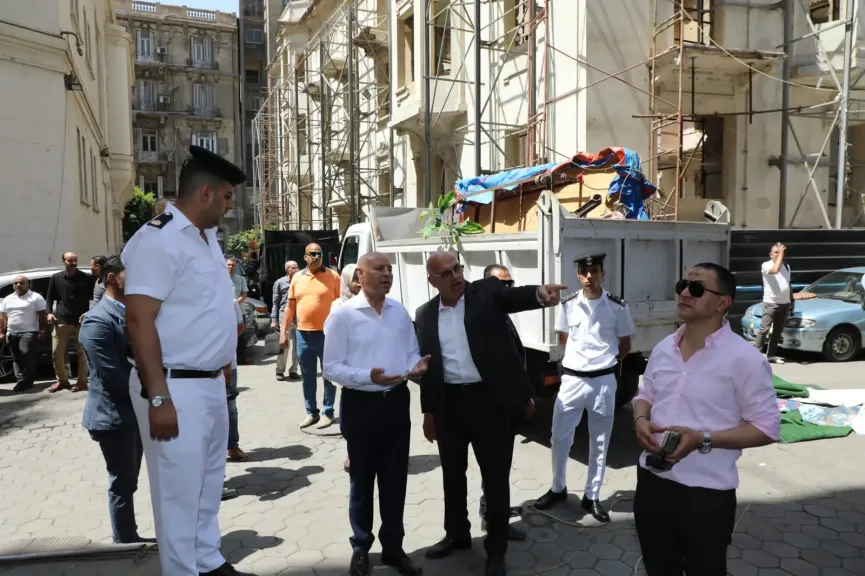 محافظ القاهرة يقود حملة مكبرة لرفع الإشغالات وغلق المقاهى الغير مرخصة بحى غرب القاهرة