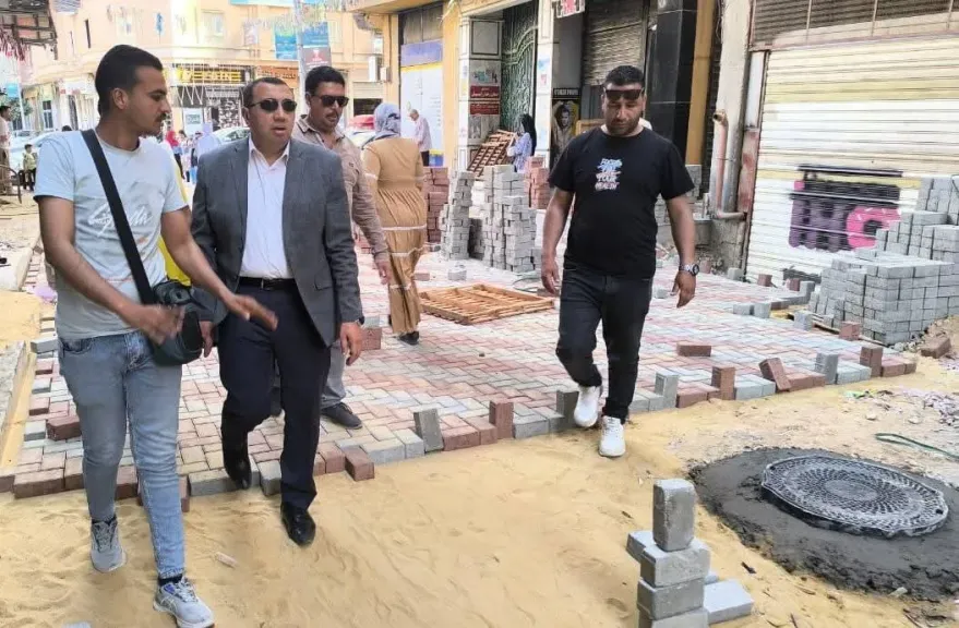 بطيشة يتابع أعمال تركيب الانترلوك بمناطق الميزانة والمهاجرين والإدكاوي بكفر الدوار