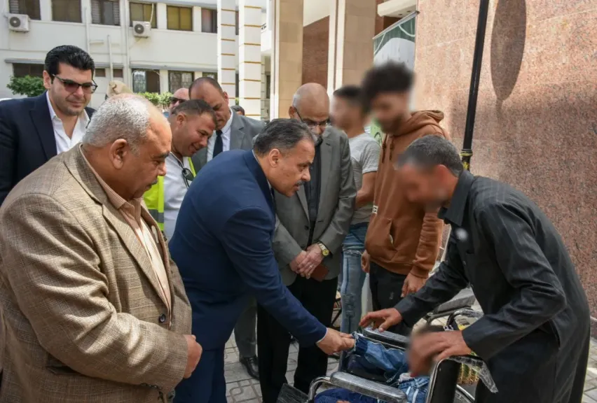 محافظ الشرقية يُسلم كراسى متحركة واطراف واحزمة  ذوي الهمم