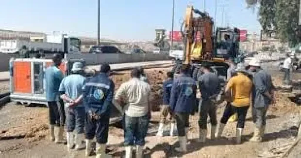 محافظة الجيزة: إنهاء إصلاح كسر خط المياه بمدخل مدينة هضبة الأهرام خلال ساعتين