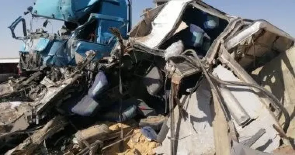 إصابة 20 شخصا فى تصادم تريلا مع أتوبيس بالطريق الإقليمى بالشرقية