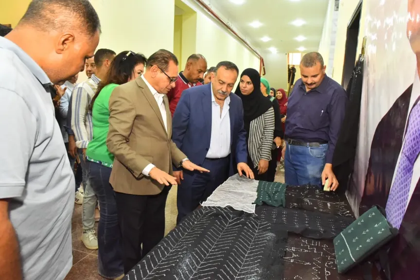 محافظ أسيوط يتفقد تدريب 60 فتاة على صناعة ”التللي” بالمجمع الحرفي في الشامية
