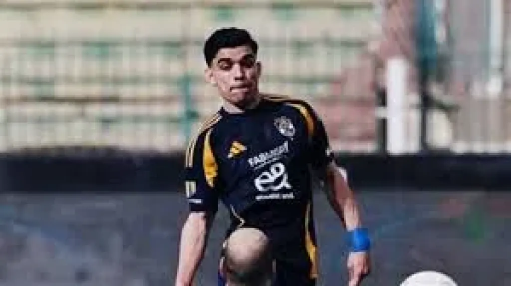 حديث جانبي بين بن شرقي وحكم مباراة الأهلي وسيراميكا