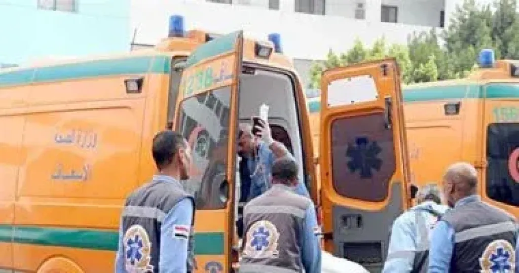 إصابة 9 أشخاص إثر حادث اصطدام سيارة برصيف فى التجمع