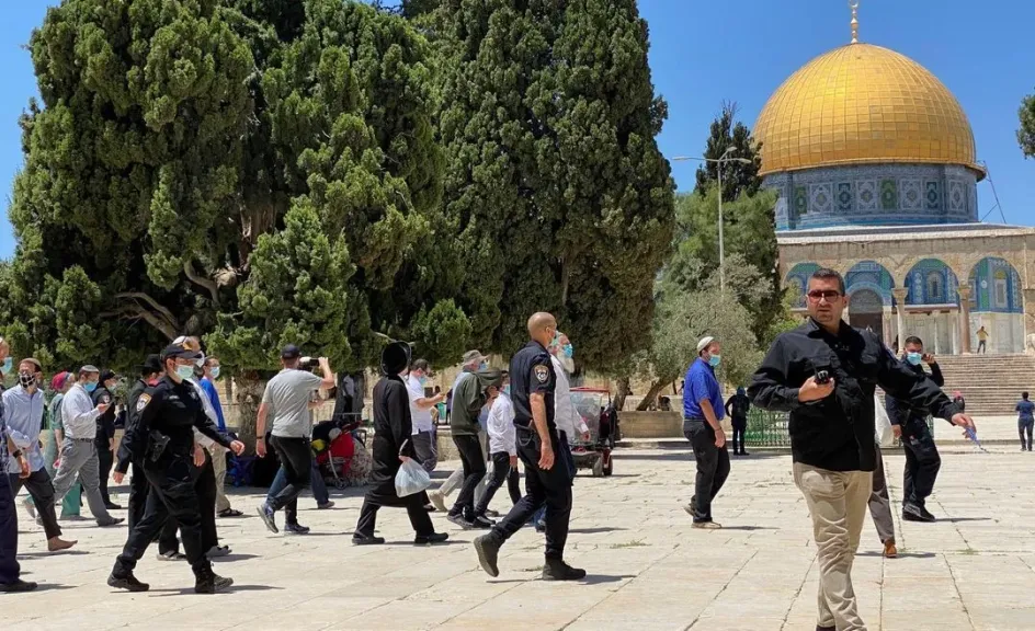 عشرات المستوطنين الإسرائيليين يقتحمون باحات المسجد الأقصى تحت حماية شرطة الاحتلال