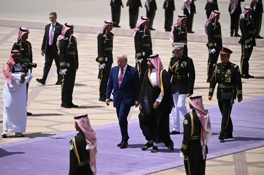 الرئيس الأمريكي دونالد ترامب يغادر الرياض.. وولي العهد السعودي في مقدمة مودعيه