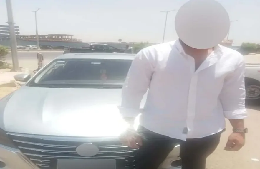 ضبط سائق للسير عكس الاتجاه بالشروق وقيامه بإشارات خادشة للحياء اعتراضًا على مواطن قام بتصويره