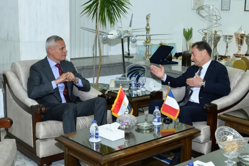 رئيس الشركة القابضة لمصر للطيران يلتقي السفير الفرنسي لدى مصر