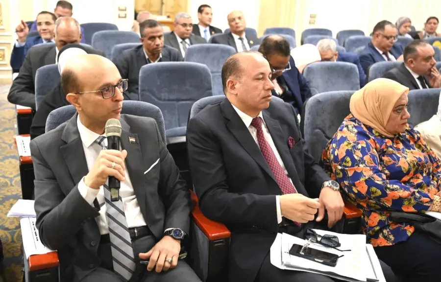 جانب من متابعه