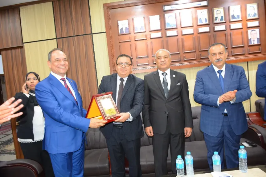 جامعة أسيوط تستقبل قيادات هيئة النيابة الإدارية في إطار احتفال كلية الحقوق بيوبيلها الذهبي