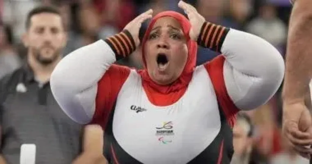 هزمت الإعاقة بالحديد.. نادية فكري ”بطلة” تتوهج ضد عقارب الزمن وأعباء الأمومة
