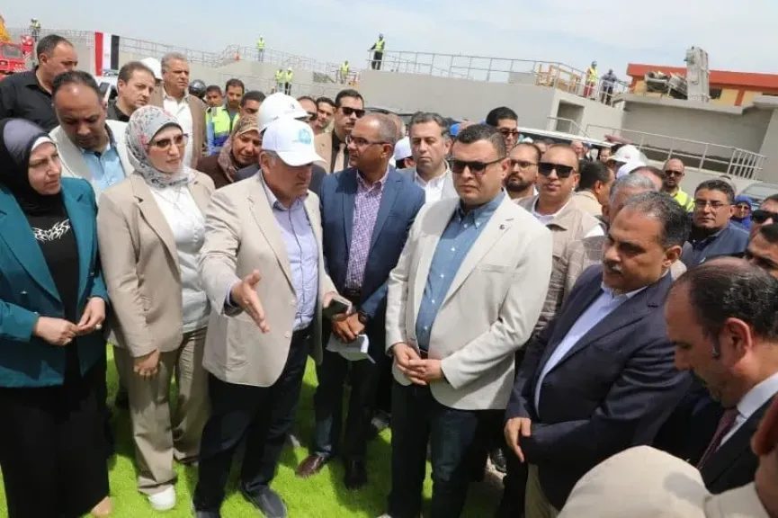 وزير الإسكان ومحافظ الشرقية يتفقدان مشروع صرف صحي سنهوا   ضمن ”حياة كريمة”