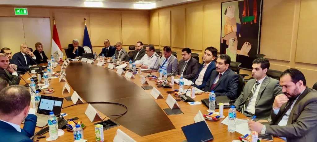 وزير السياحة والآثار يعقد اجتماعاً لمناقشة المنظومة الجديدة للحصول على التأشيرة الاضطرارية عند منافذ الوصول الجوية المصرية