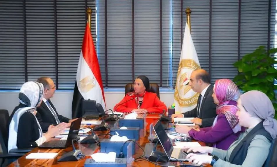 وزيرة البيئة تبحث مع رئيس شركة المقاولون العرب التعاون فى  تدوير مخلفات الهدم والبناء والأخشاب ومخلفات الصرف الصناعى