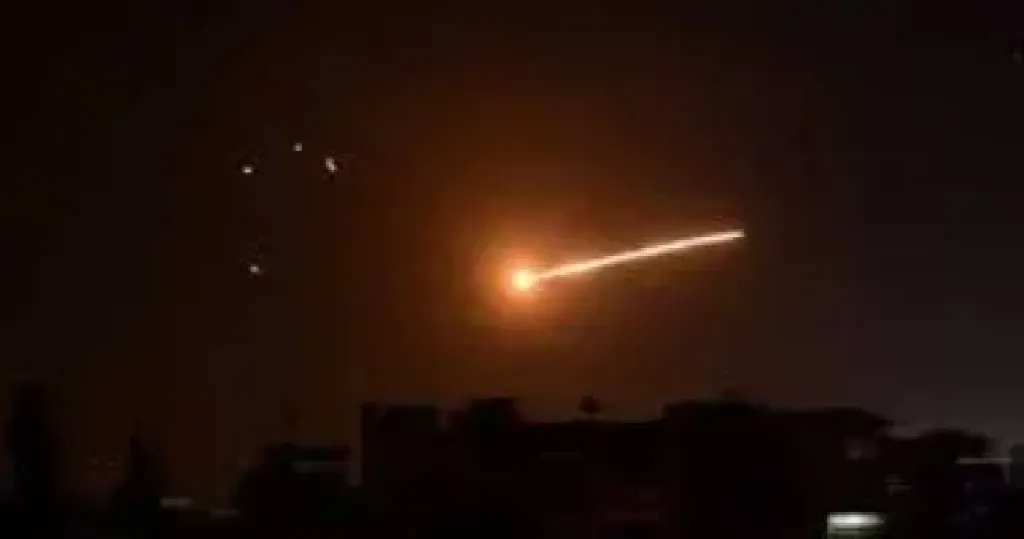 وسائل إعلام إسرائيلية: منظومة حيتس اعترضت الصاروخ اليمنى