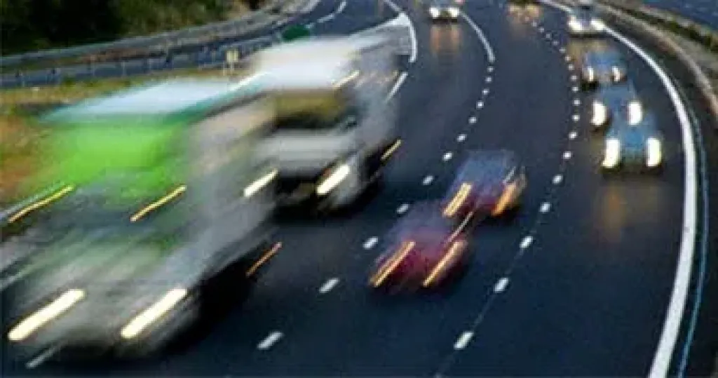 مش بس التهور.. القيادة ببطء تؤدي للحبس وسحب رخصة السيارة فى قانون المرور الجديد