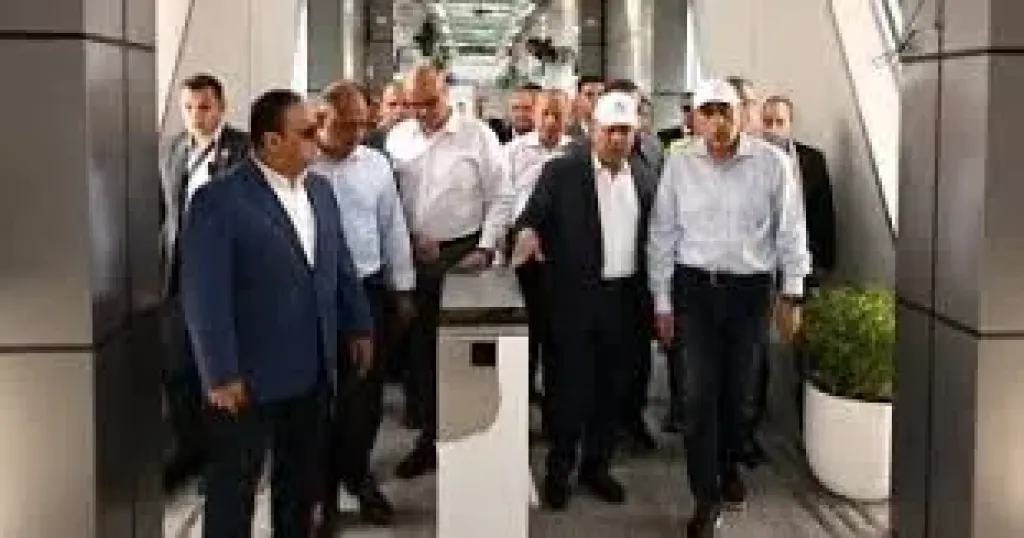 رئيس الوزراء يتفقد الأعمال الجارية بحديقة تلال الفسطاط