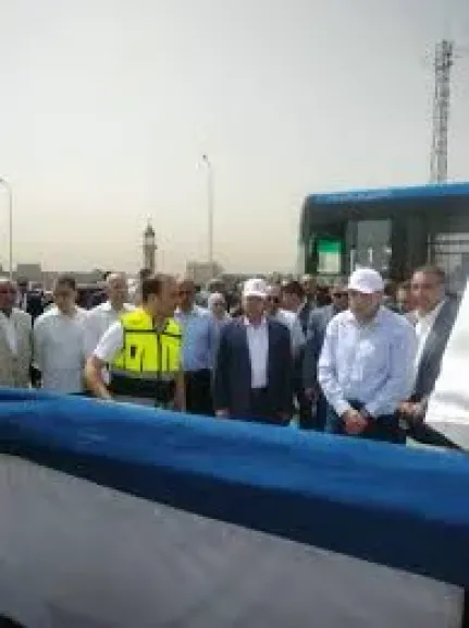 رئيس الوزراء يقطع خط سير جولته لتفقد موقف السلام النموذجي الجديد