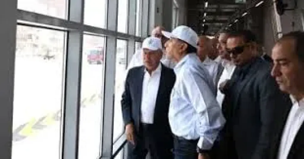 رئيس الوزراء يستمع لشرح حول منظومة العمل الخاصة بالأتوبيس الترددى