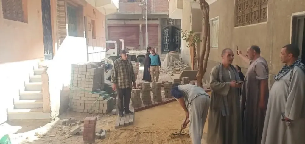 جانب من متابعه
