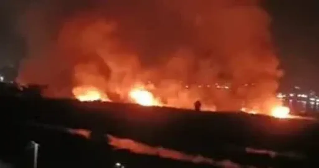 بلدية بوفيرنيتوك الكندية تعلن حالة الطوارئ بعد اندلاع حريق والمعاناة من نقص المياه