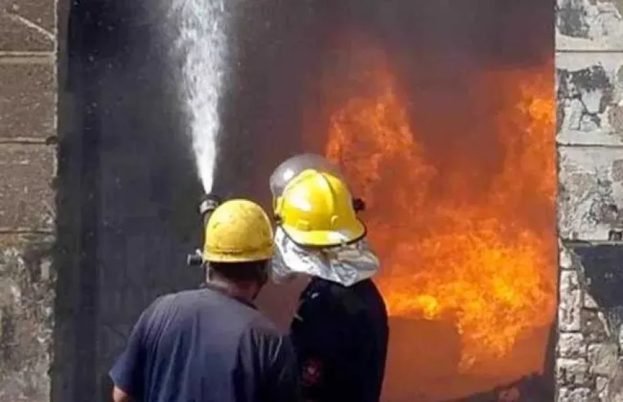 بـ3 سيارات إطفاء.. السيطرة على حريق مطعم شهير بالنزهة