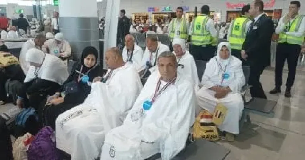 يا رايحين للنبى الغالى.. توافد أول أفواج الحجاج على مطار القاهرة