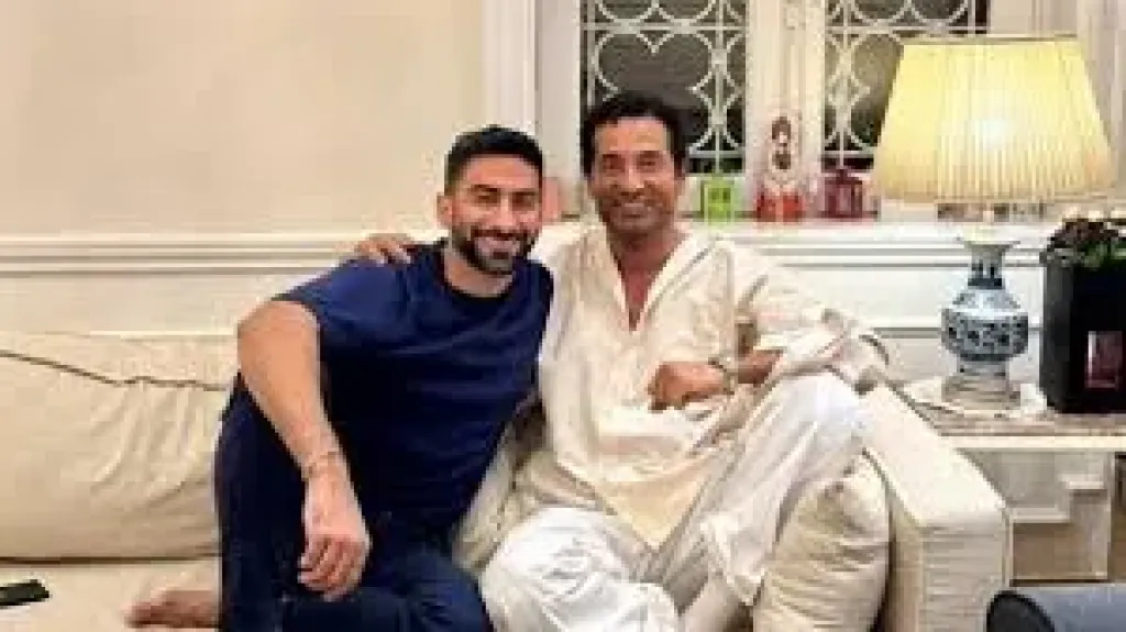 عمرو سعد يلتقي أنس بوخش داخل منزله بالقاهرة