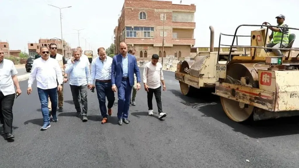 بتكلفة 20 مليون جنيه وبطول 4.2.كم محافظ الشرقية يتفقد رصف طريق أبو حاكم/ميت ابو علي  بالزقازيق