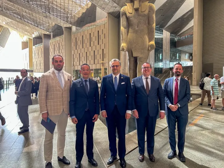 كبير مستشاري الرئيس الأمريكي يزور المتحف المصري الكبير ويشيد بعراقة الحضارة المصرية