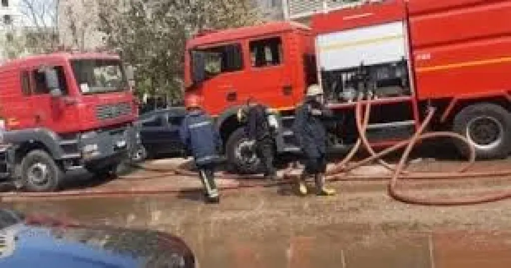 الدفع بـ10 سيارات إطفاء للسيطرة على حريق مصنع أسمدة فى منطقة التبين