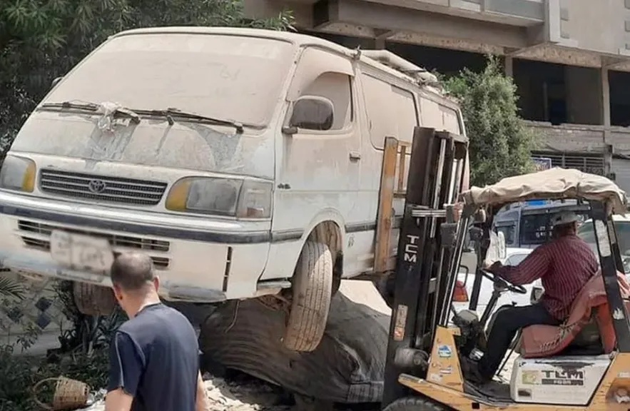 رفع 41 سيارة ودراجة نارية متروكة ومتهالكة من الشوارع بحملات مرورية