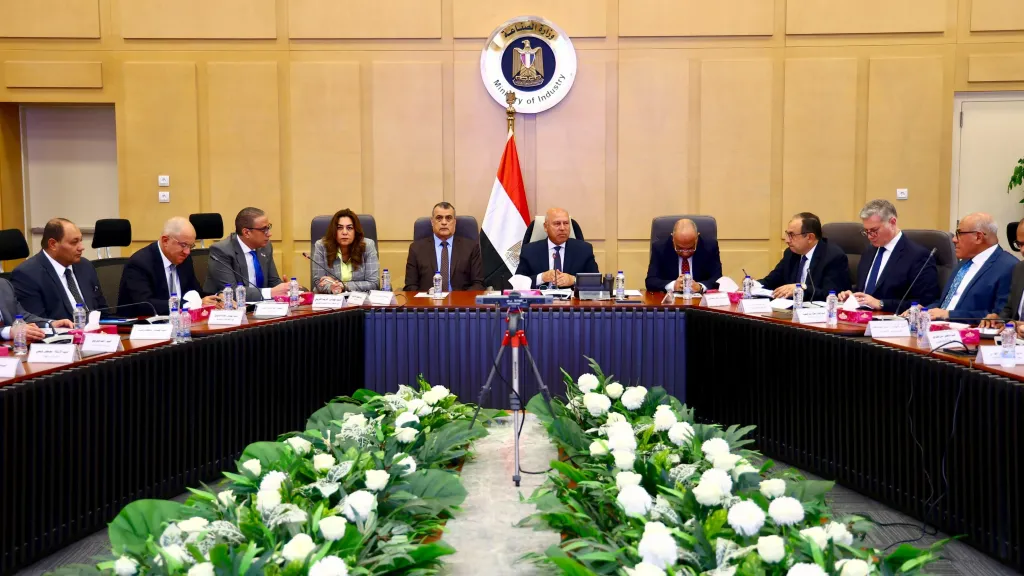 كامل الوزير يترأس الاجتماع الـ24 للمجموعة الوزارية للتنمية الصناعية ويؤكد تعزيز الرقابة على المنتجات وحماية المستهلك