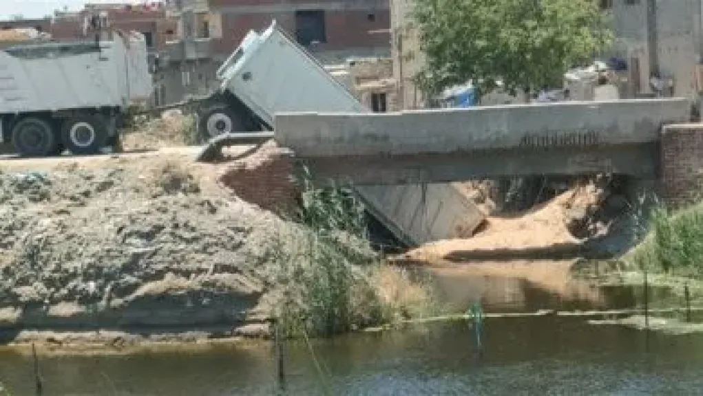 بعد انهياره جزئيا.. إنشاء كوبرى جديد بمركز أبو المطامير بالبحيرة