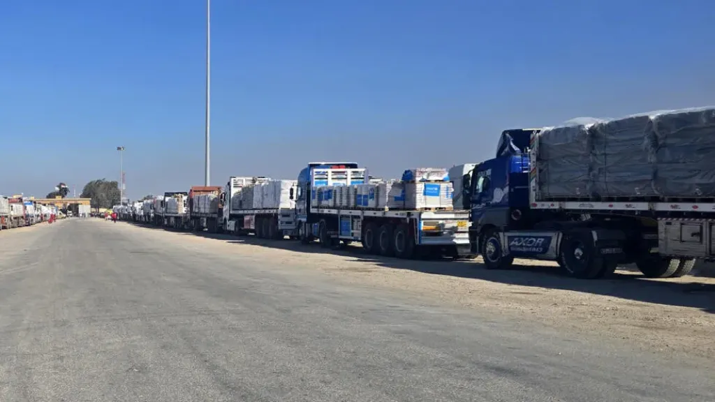 إذاعة جيش الاحتلال: من المتوقع وصول 4 شاحنات مساعدات إضافية إلى غزة خلال ساعات