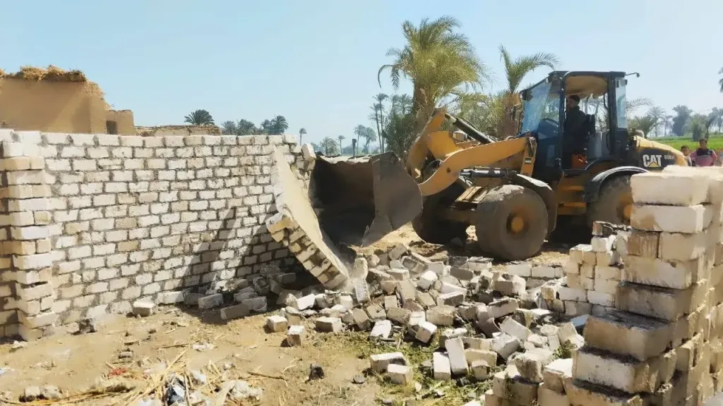 مدير  الإصلاح الزراعي يشهد حملة مكبرة لإزالة التعديات على أملاك الدولة والأراضي الزراعية بالقليوبية