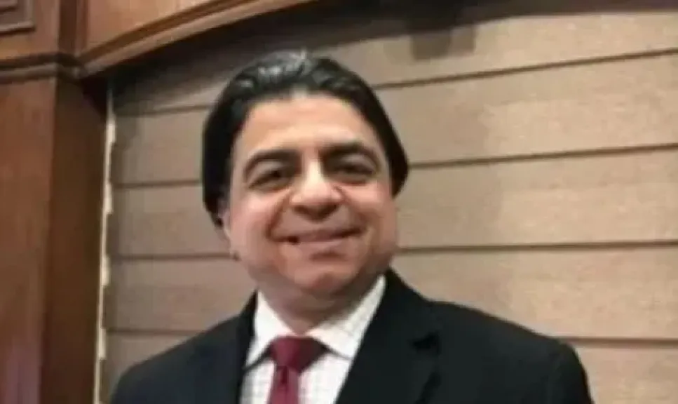 العين جامدة.. نجاة الدكتور جمال شعبان بعد انفجار إطار سيارته