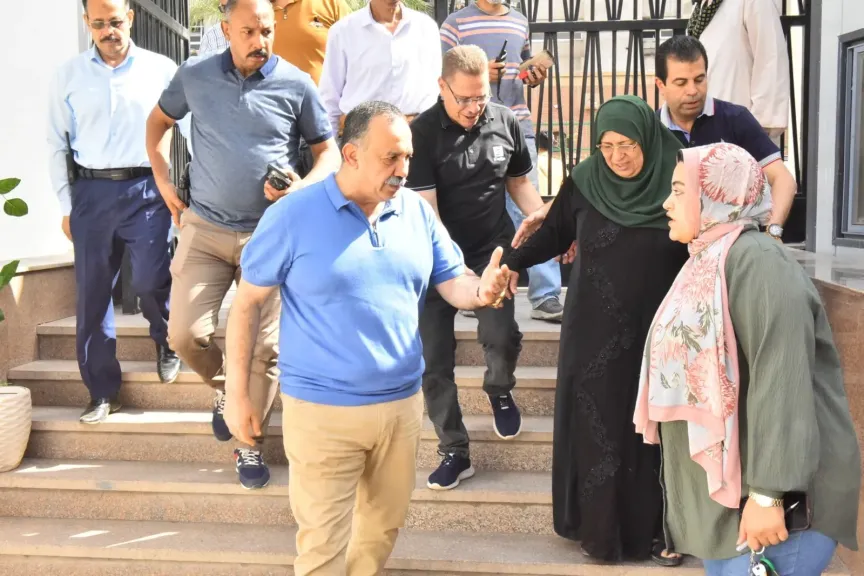 محافظ أسيوط يرافق سيدة إلى مستشفى الرمد ويوجه بعلاجها