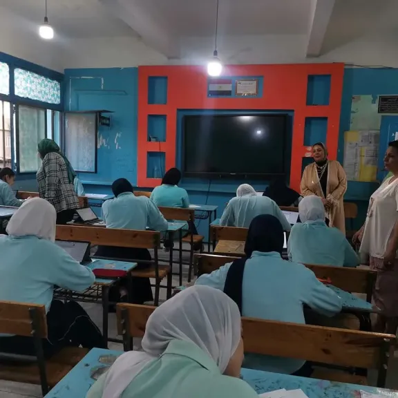 طلاب الصفين الاول والثانى الثانوى العام يؤدون الامتحان إلكترونيا