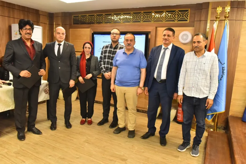 محافظ أسيوط يكرم فريق عمل أغنية ”أسيوط أبية”