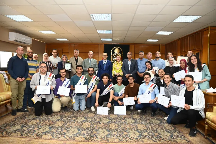 رئيس جامعة أسيوط يحتفي بطلاب الجامعة الفائزين في مهرجان ”إبداع