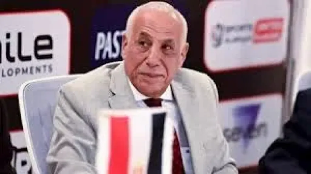 حسين لبيب يعود للقاهرة بعد رحلة علاجية بفرنسا
