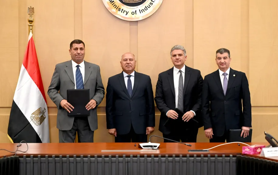 وزير الصناعة والنقل  يشهد توقيع  تنفيذ البنية الأساسية لمشروع إعادة تأهيل ترام الرمل بالإسكندرية