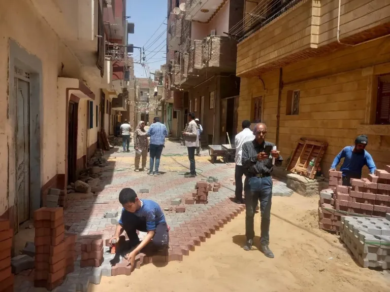 محافظ أسيوط: تنفيذ أعمال بلاط الإنترلوك في منطقتي الصفصافة
