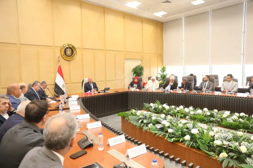 وزير الصناعة والنقل يلتقي بصنّاع ومُنتجي الحديد لتعميق الصناعة وتحويل مصر إلى مركز إقليمي لتجارة  الحديد ومنتجاتة