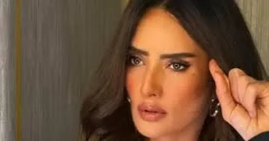 زينة مذيعة فى أحداث فيلم الشيطان شاطر مع أحمد عيد