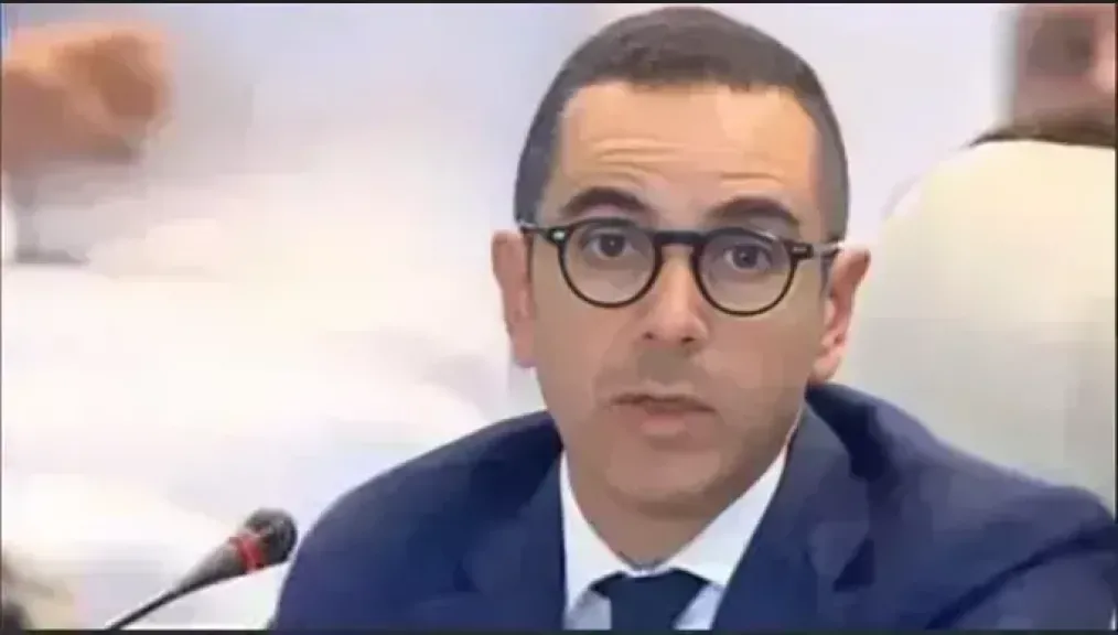 وزير الاستثمار يلتقي رئيس مجلس إدارة مجموعة أبوظبي للطيران لاستعراض مجالات التعاون