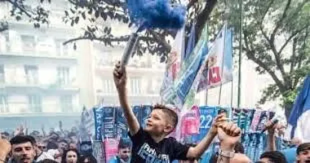 نابولى ضد كاليارى.. استقبال جنونى من جماهير الجنوب للفريق لحظة وصوله