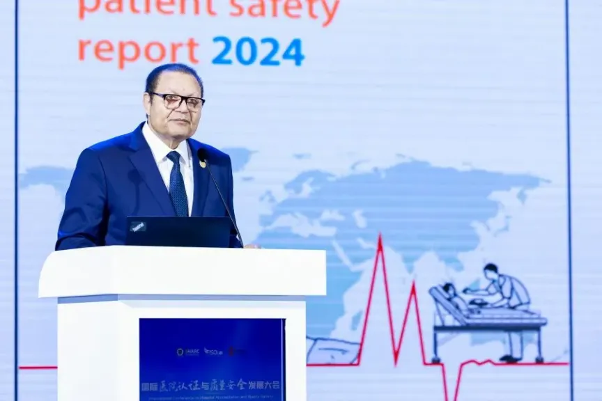دكتور أحمد طه يستعرض التجربة المصرية لترسيخ معايير الجودة وسلامة المرض امام المؤتمر الدولى بالصين